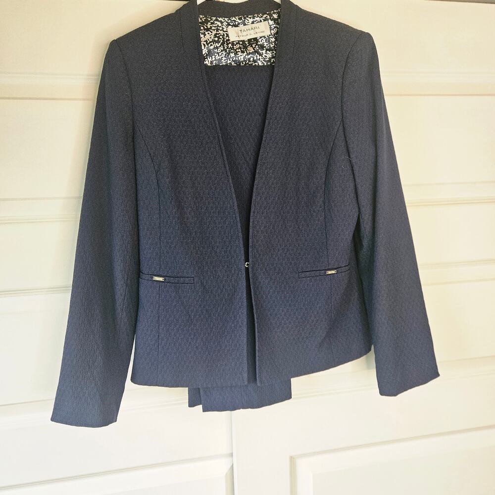 Tahari Arthur S. Levine Navy Blue Textured Collarless Pantsuit Set - Size 6